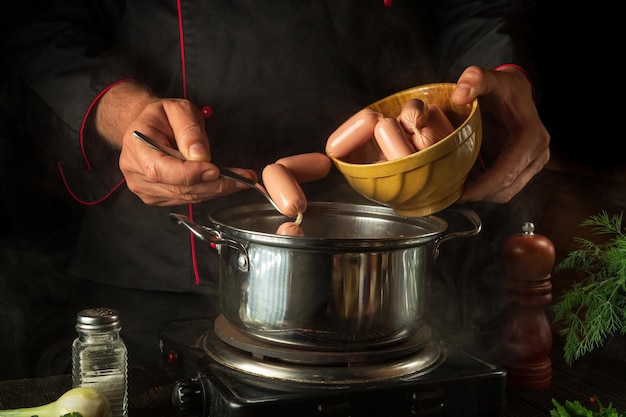 Kucharz przygotowujący potrawę
